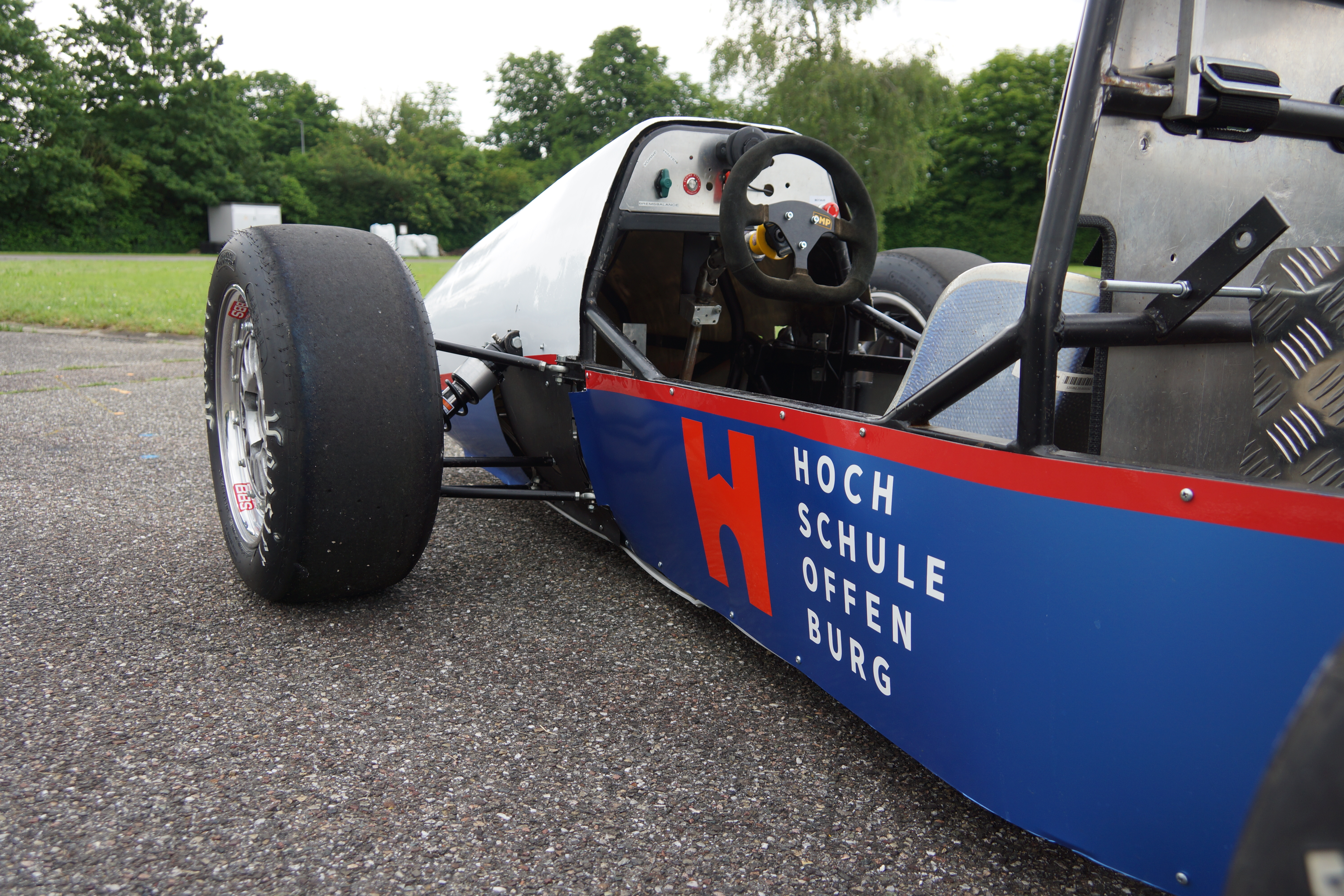 Die geringe Fahrzeughöhe und ein tiefer Schwerpunkt begünstigen eine gute Kurvenlage.