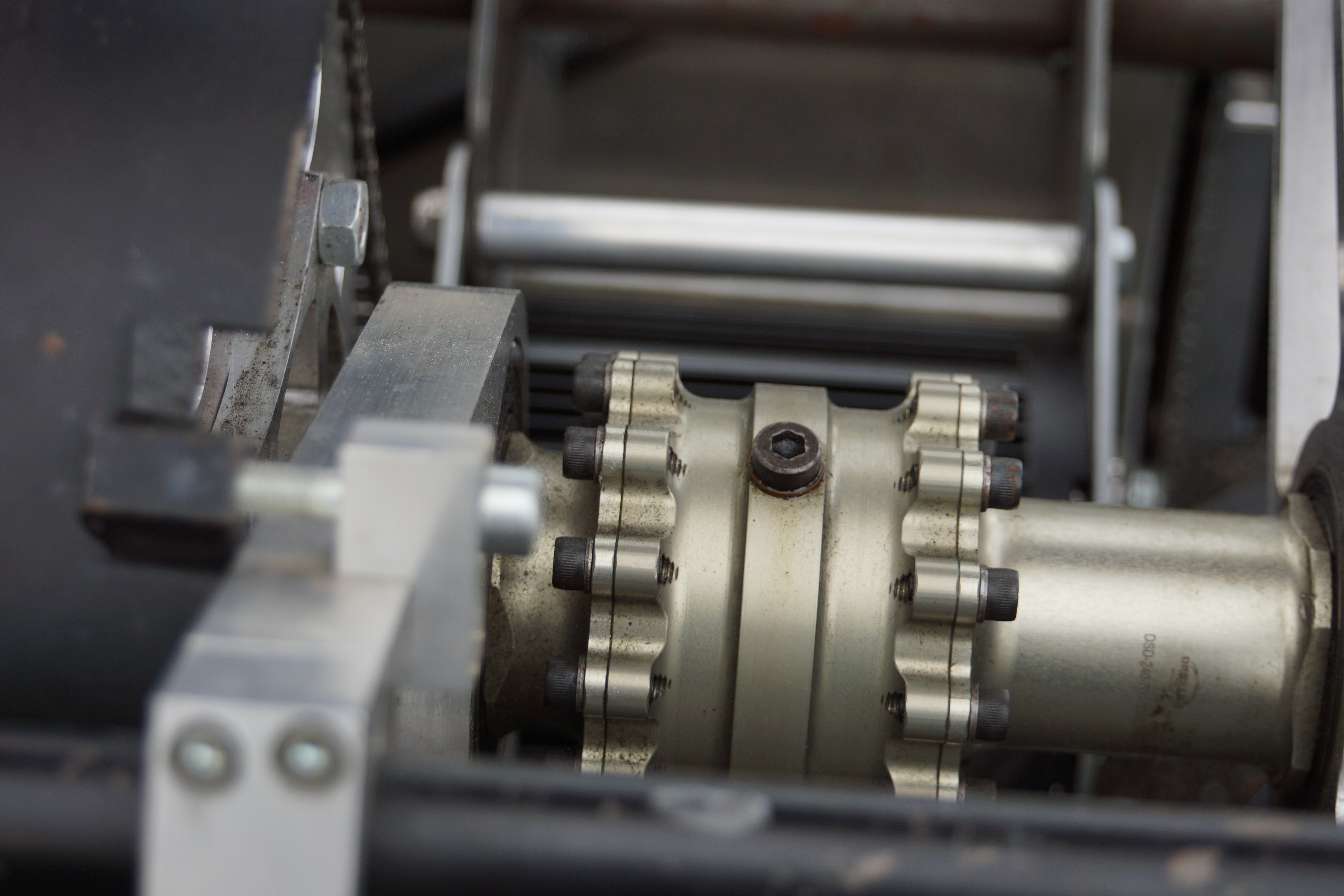 Hinterachsdifferential, welches die bei Kurvenfahrten auftretenden Drehzahlunterschiede der Räder an angetriebenen Achsen auszugleicht