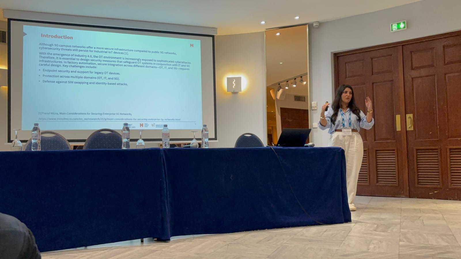 Eine Frau als Rednerin vor einer Leinwand