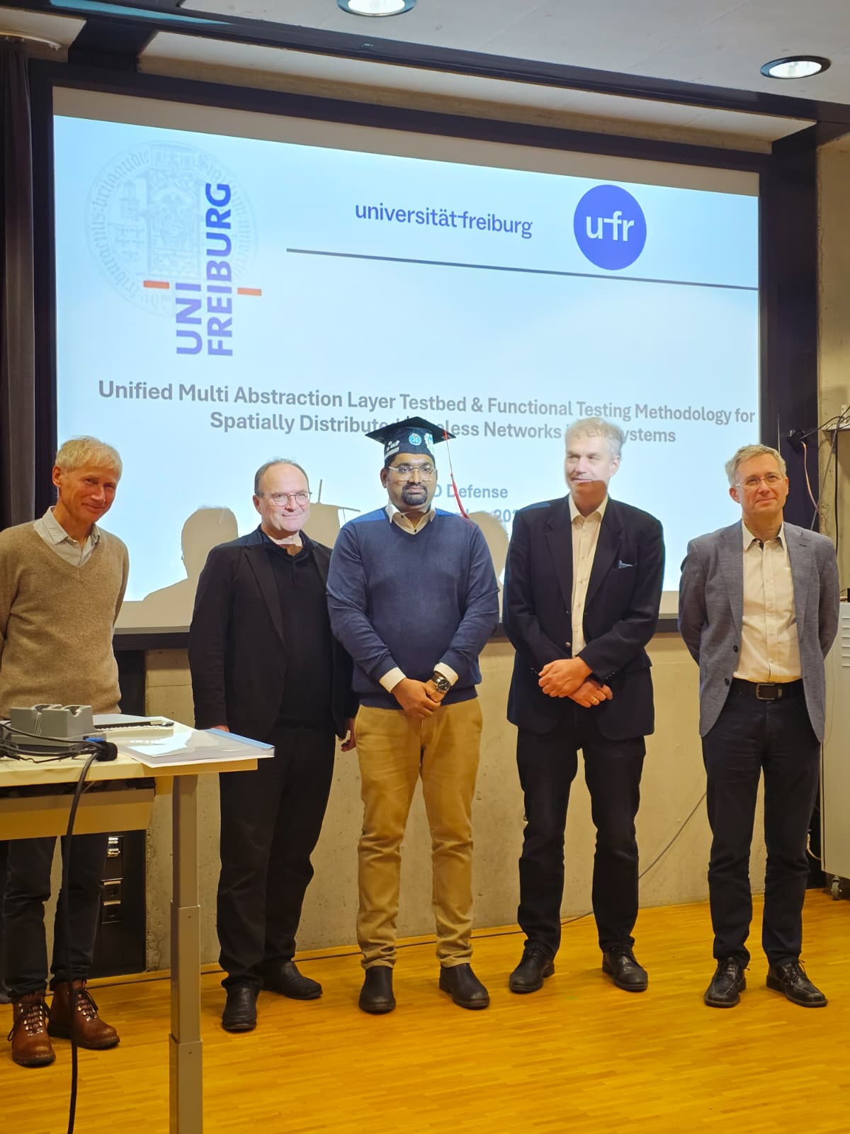 5 Personen nebeneinander vor einem Whiteboard