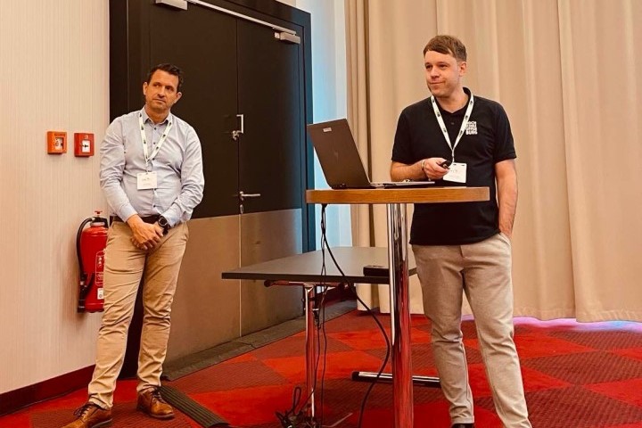 2 Personen an einem Rednerpult