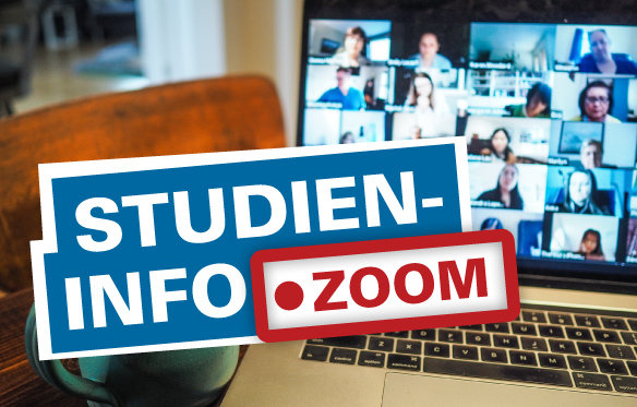 Auf einem Tisch steht ein aufgeklapptes Laptop auf dem in Kacheln die Porträts von Personen zu sehen sind. Neben dem Laptop steht eine Tasse und darüber Studieninfo goes Zoom