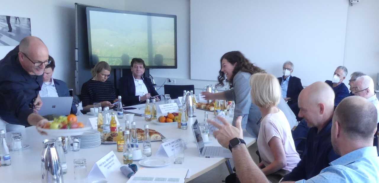 Konzentration und Diskussion innerhalb der Jury der zweiten OGFLab-Runde