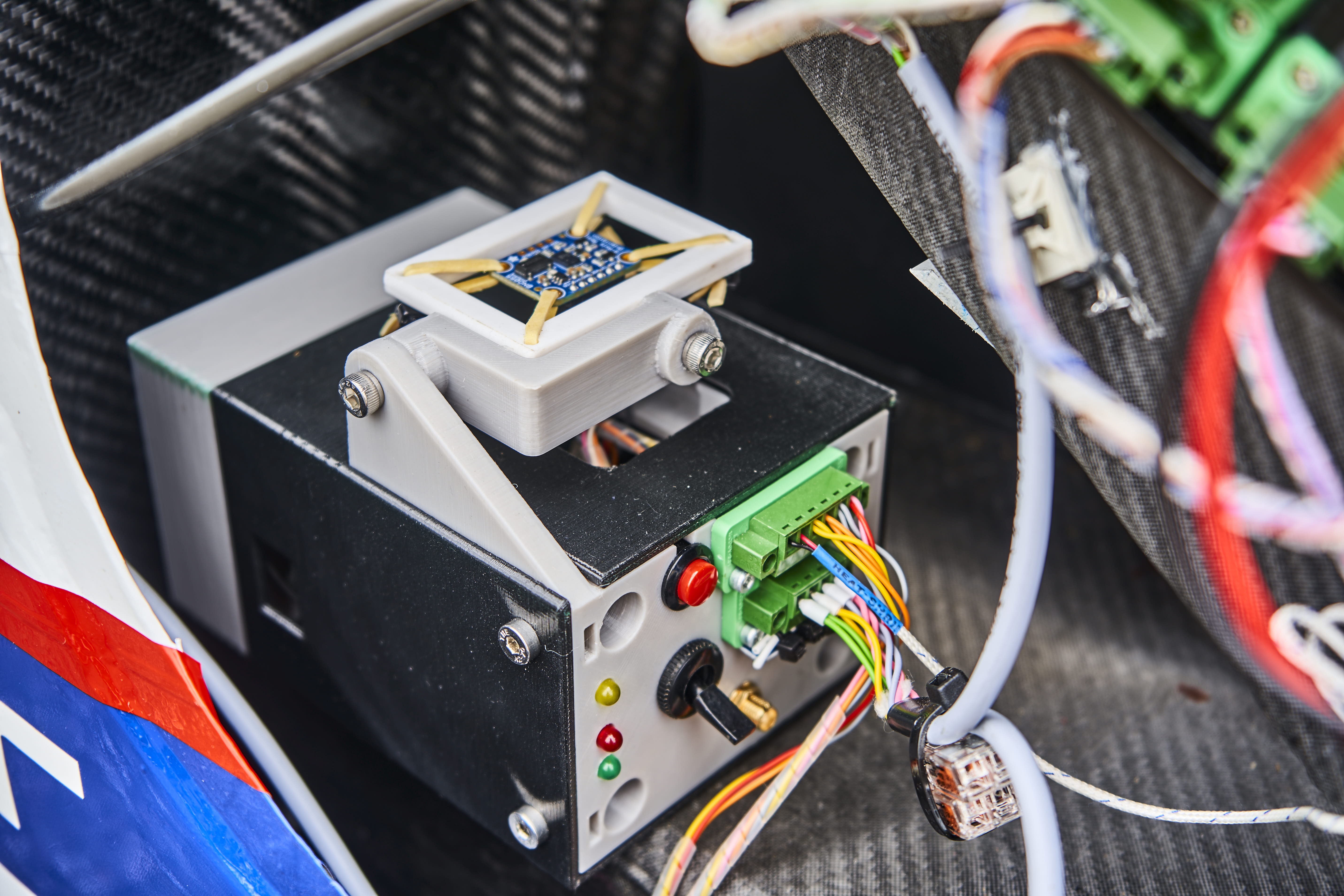 Logging-System: Zeichnet GPS-Position, Geschwindigkeit und Beschleunigungen auf.