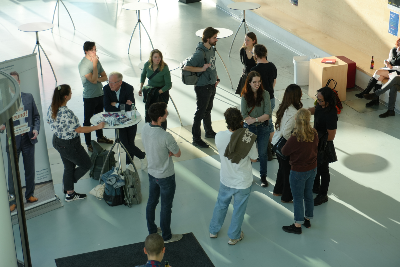 Menschen stehen im Foyer von Gebäude D zusammen