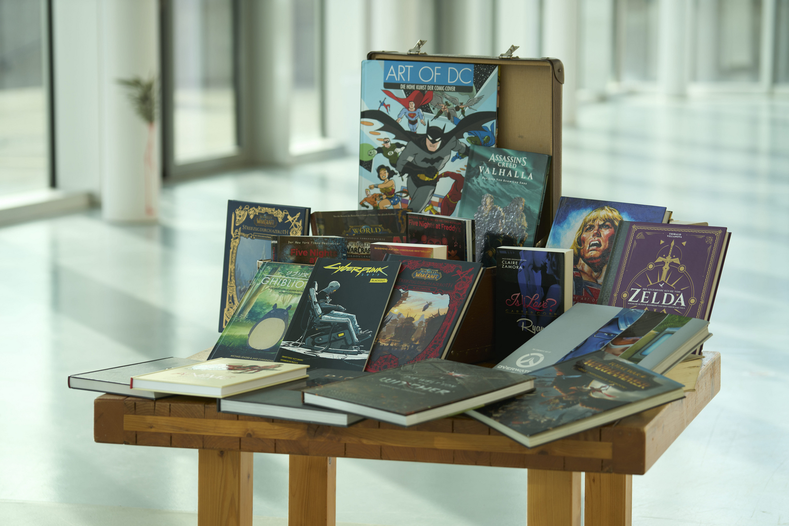 Tisch mit Büchern im Foyer von Gebäude D