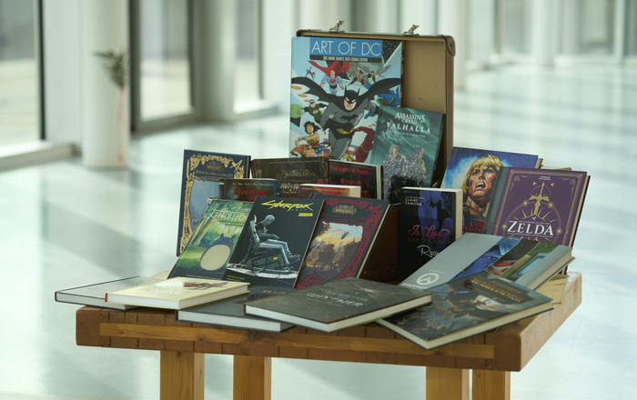 Tisch mit Büchern im Foyer von Gebäude D