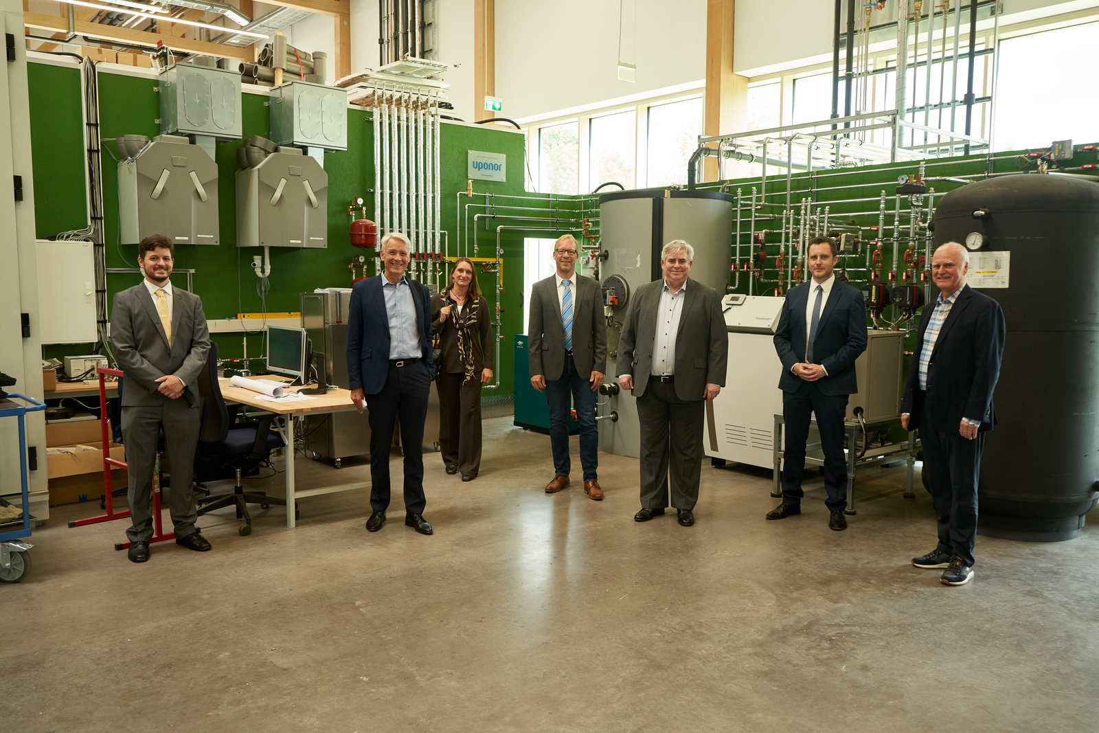 Professoren mit Botschafter im Labor