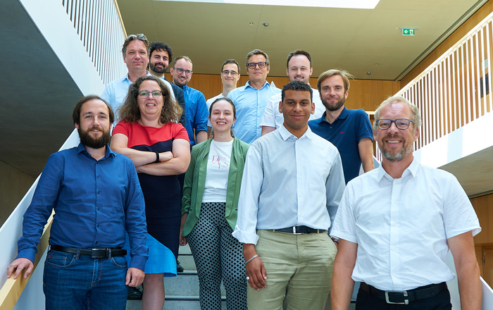 Gruppenfot der Teilnehmenden der Abschlusskonferenz auf einer Treppe