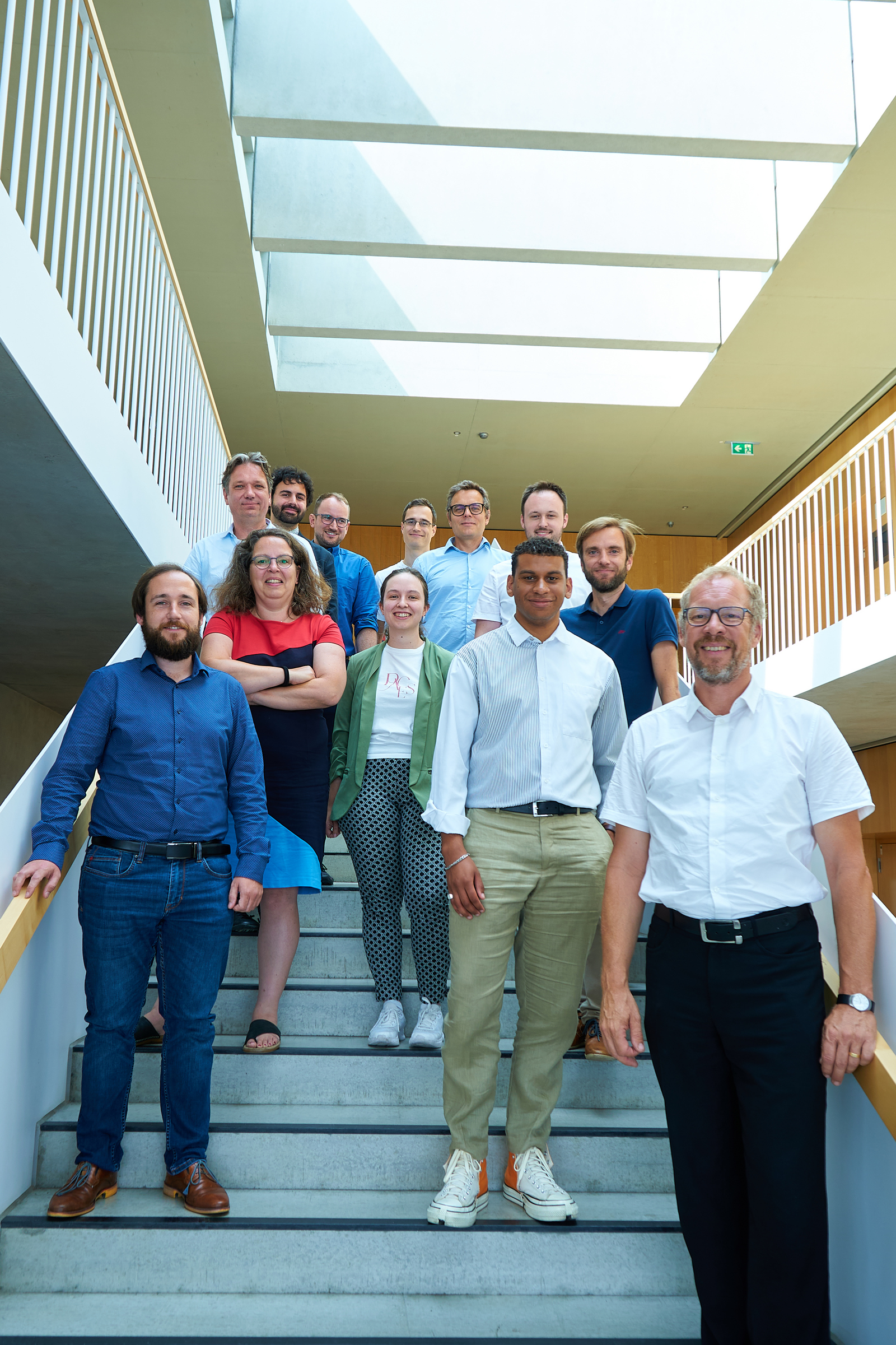 Gruppenfot der Teilnehmenden der Abschlusskonferenz auf einer Treppe