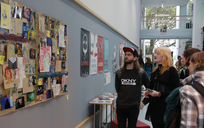 Menschen betrachten eine Collage