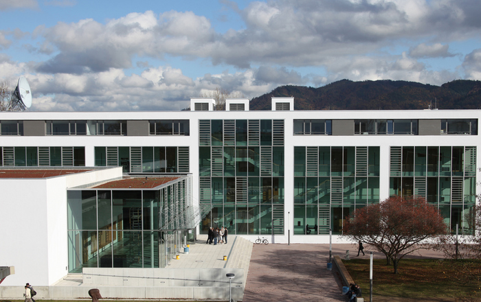 Blick auf Campus mit Gebäude D der Hochschule Offenburg
