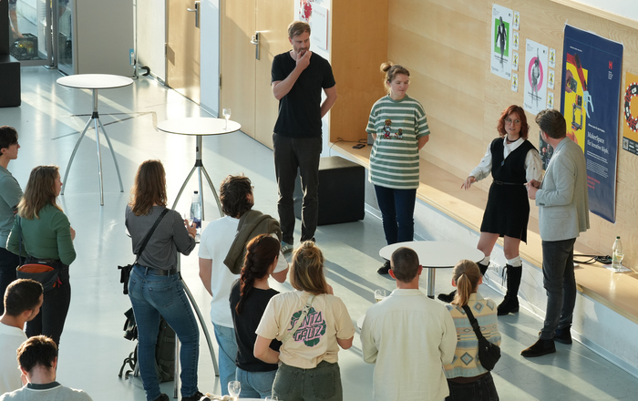 Biomechanik-Netzwerk feiert 10-Jähriges: Steffen Willwachcer, Caroline Welp, und Clara Schweigert diskutieren mit Kai Wissmann 