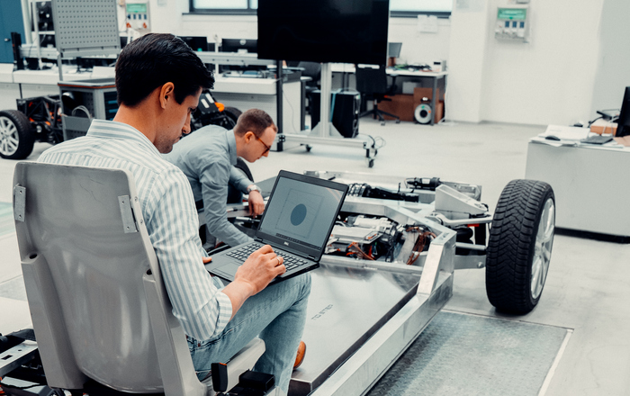 Zwei Männer bei der Montage des sogenannten Demonstrators in einem Raum auf dem Campus der TU Braunschweig.