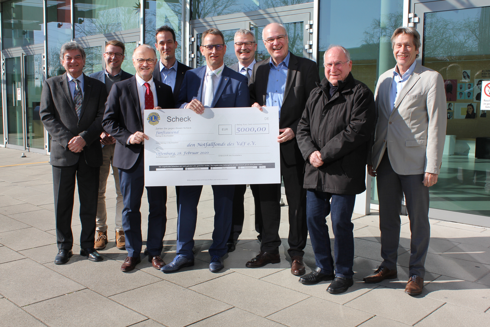 von links Georg Moosmann (stellvertretender VdF-Vorsitzender), Michael Stopfkuchen (kommissarischer Leiter des International Office der Hochschule Offenburg), Prof. Dr. Winfried Lieber (Rektor der Hochschule Offenburg), Martin Kohnle (Activity-Beauftragter Lions-Club Offenburg), Werner Mäurer (Präsident Lions-Club Offenburg), Ralf Seebacher (Vizepräsident Lions-Club Offenburg), Helmut Schareck (VdF-Vorsitzender), Martin Haen (Clubmaster Lions-Club Offenburg) und Prof. Dr. Lothar Schüssele (Seniorprofessor an der Hochschule Offenburg und ehemaliger Präsident Lions-Club Offenburg) mit dem Spendenscheck.