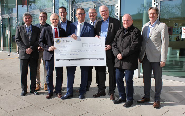 von links Georg Moosmann (stellvertretender VdF-Vorsitzender), Michael Stopfkuchen (kommissarischer Leiter des International Office der Hochschule Offenburg), Prof. Dr. Winfried Lieber (Rektor der Hochschule Offenburg), Martin Kohnle (Activity-Beauftragter Lions-Club Offenburg), Werner Mäurer (Präsident Lions-Club Offenburg), Ralf Seebacher (Vizepräsident Lions-Club Offenburg), Helmut Schareck (VdF-Vorsitzender), Martin Haen (Clubmaster Lions-Club Offenburg) und Prof. Dr. Lothar Schüssele (Seniorprofessor an der Hochschule Offenburg und ehemaliger Präsident Lions-Club Offenburg) mit dem Spendenscheck.