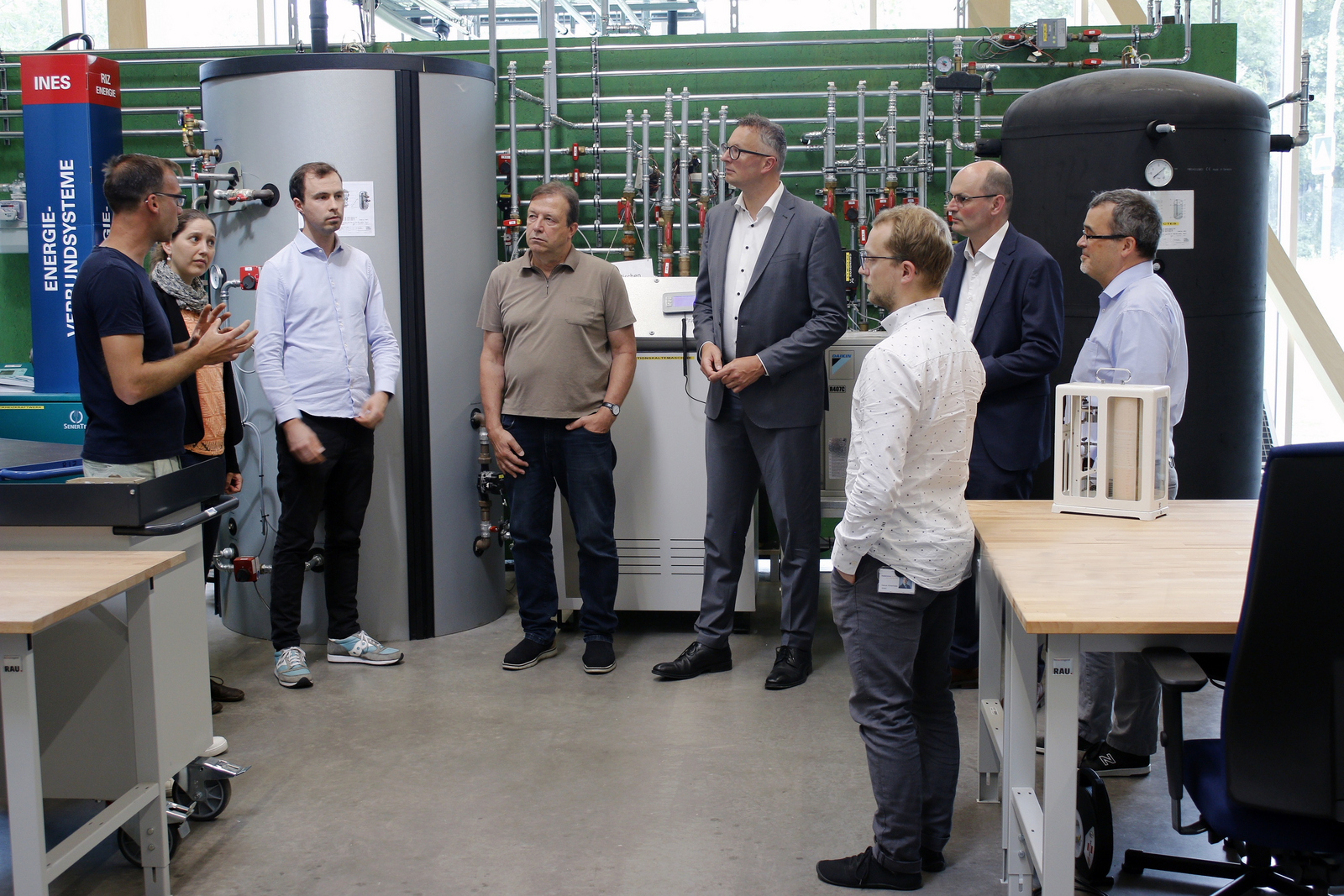  Die Besuchergruppe steht bei der Führung vor einer Heizungsanlage im RIZ Energie