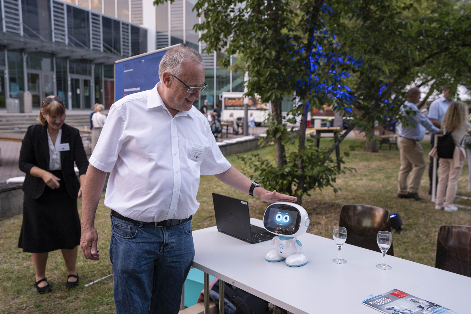 Misa-Roboter steht auf einem Tisch eine Mann betrachtet ihn
