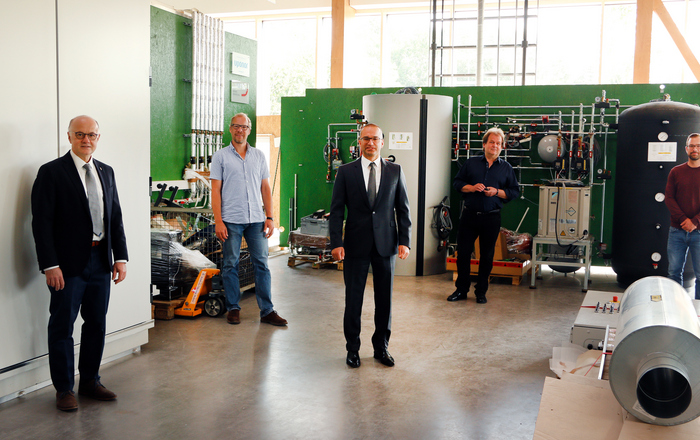 Rektor Prof. Dr. Winfried Lieber, Prof. Dr. Jens Pfafferott, Kanzler Dr. Bülent Tarkan, Norbert Sigmund-Hafner vom Amt Freiburg Vermögen und Bau Baden-Württemberg sowie der technische Betriebsleiter Florian Bach (von links) im Technikum im RIZ Energie.