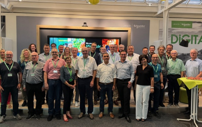 Gruppenbild der VdF-Miglieder bei Schneider Electric