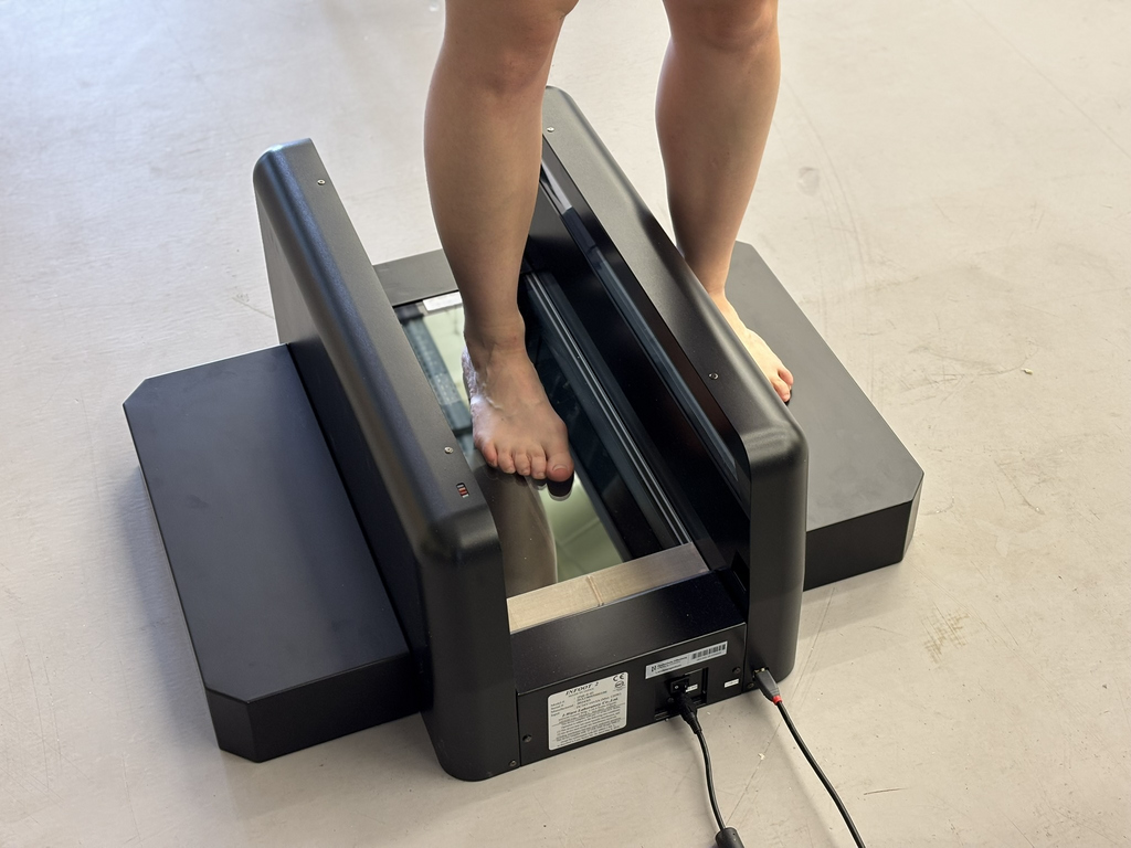 2025_08_04_-_IBMS_08_Fußscan_von_schräg_vorne