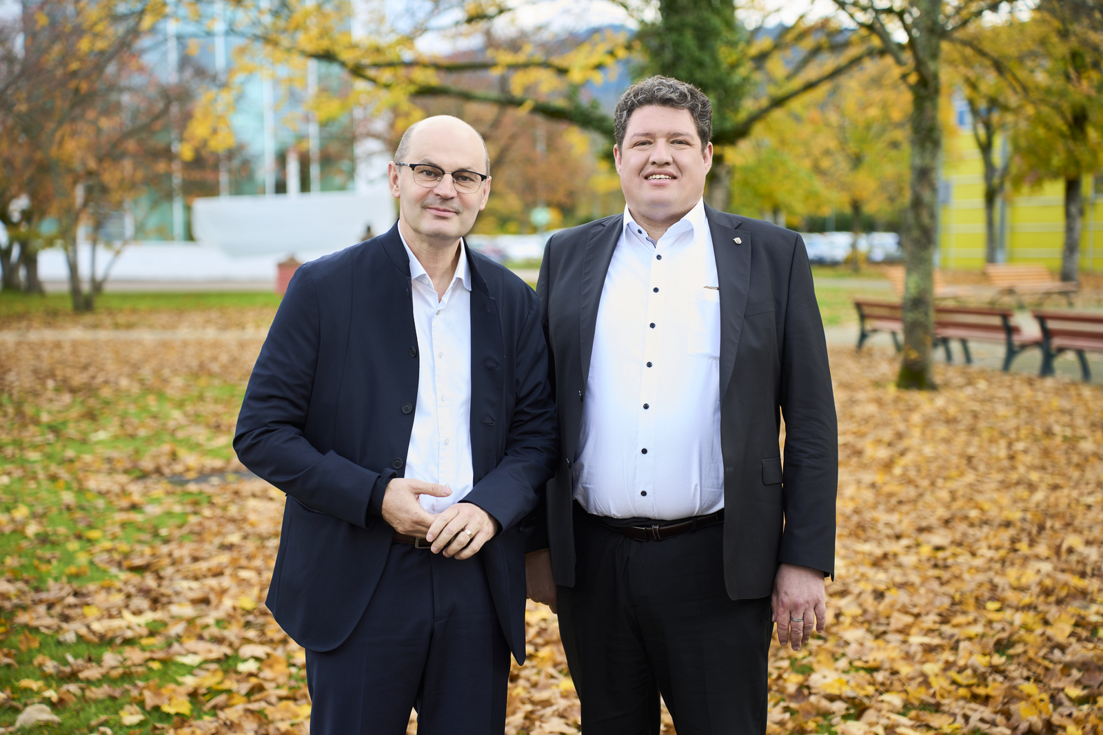 Zwei Männer stehen auf dem Campus