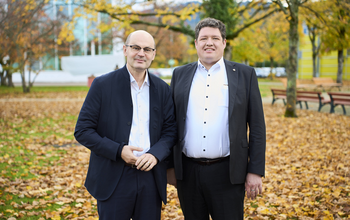 Zwei Männer stehen auf dem Campus