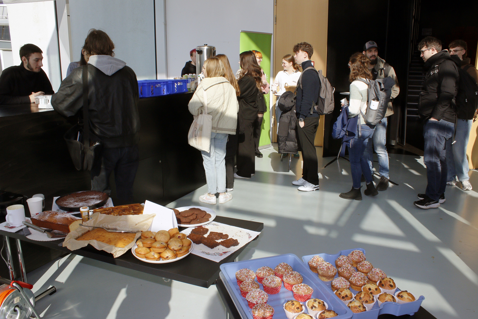 Menschenschlange an Kuchen- und Kaffee-Theke