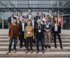 Gruppenbild der Forums-Teilnehmenden vor Gebäude D