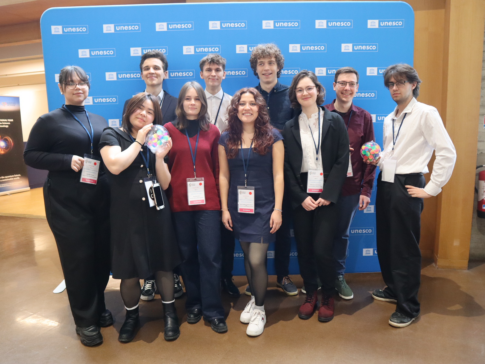 Gruppenfoto der Studierenden vor UNESCO-Wand
