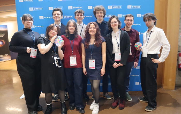Gruppenfoto der Studierenden vor UNESCO-Wand