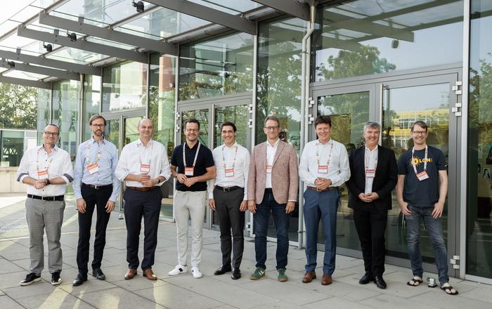 (von links): Markus Köster (Chief Innovation to Business, EDF Berlin), Professor Dr. Wolfgang Bessler (Leiter Institut für nachhaltige Energiesysteme Hochschule Offenburg), Professor Dr. Stephan Trahasch (Rektor Hochschule Offenburg), Marco Steffens (Oberbürgermeister Stadt Offenburg), Lars Mosdorf (Geschäftsführer Flughafen Düsseldorf), Werner Mäurer (Geschäftsführer HIWIN Offenburg), Florian Appel (Geschäftsführer Black Forest Innovation Offenburg), Dr. Thomas Peukert (CEO Meiko Group Offenburg) und Lars Amsbeck (Managing Director HelioHeat Offenburg) stehen vor dem D-Gebäude der Hochschule