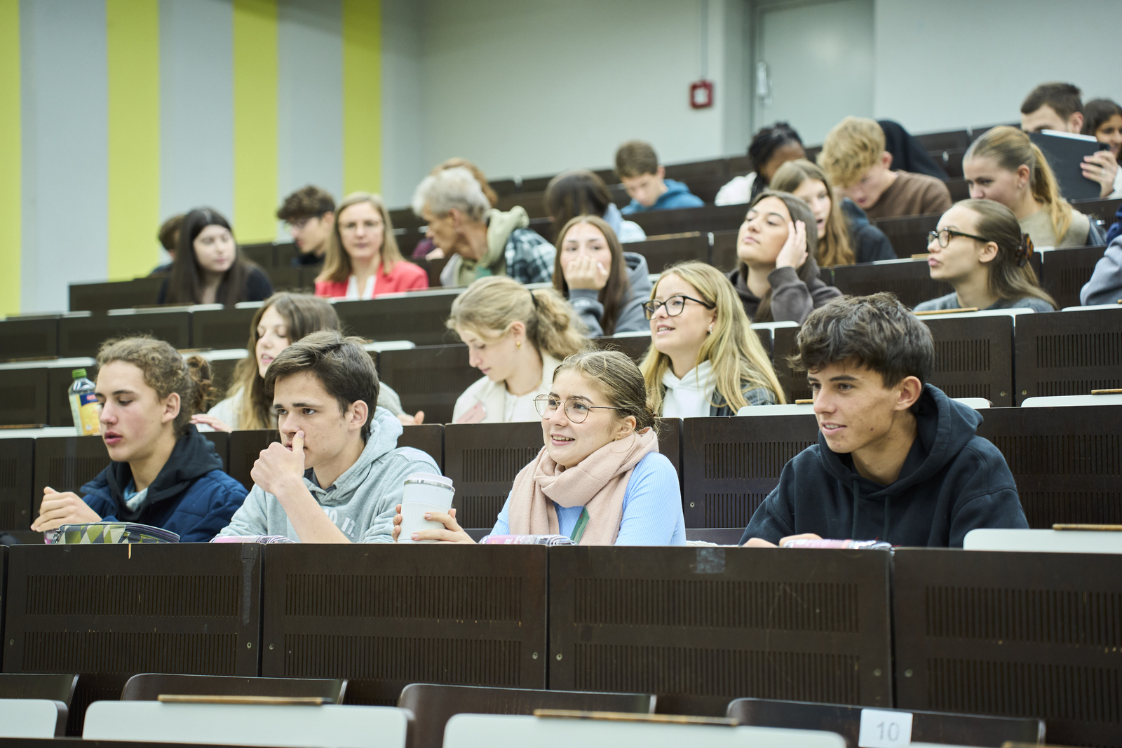 Jugendliche sitzen in einem Hörsaal 
