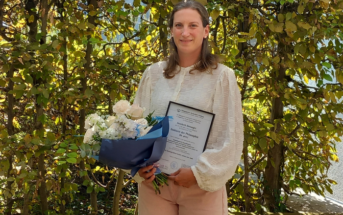 Annebeth Demaeght mit der Promotionsurkunde