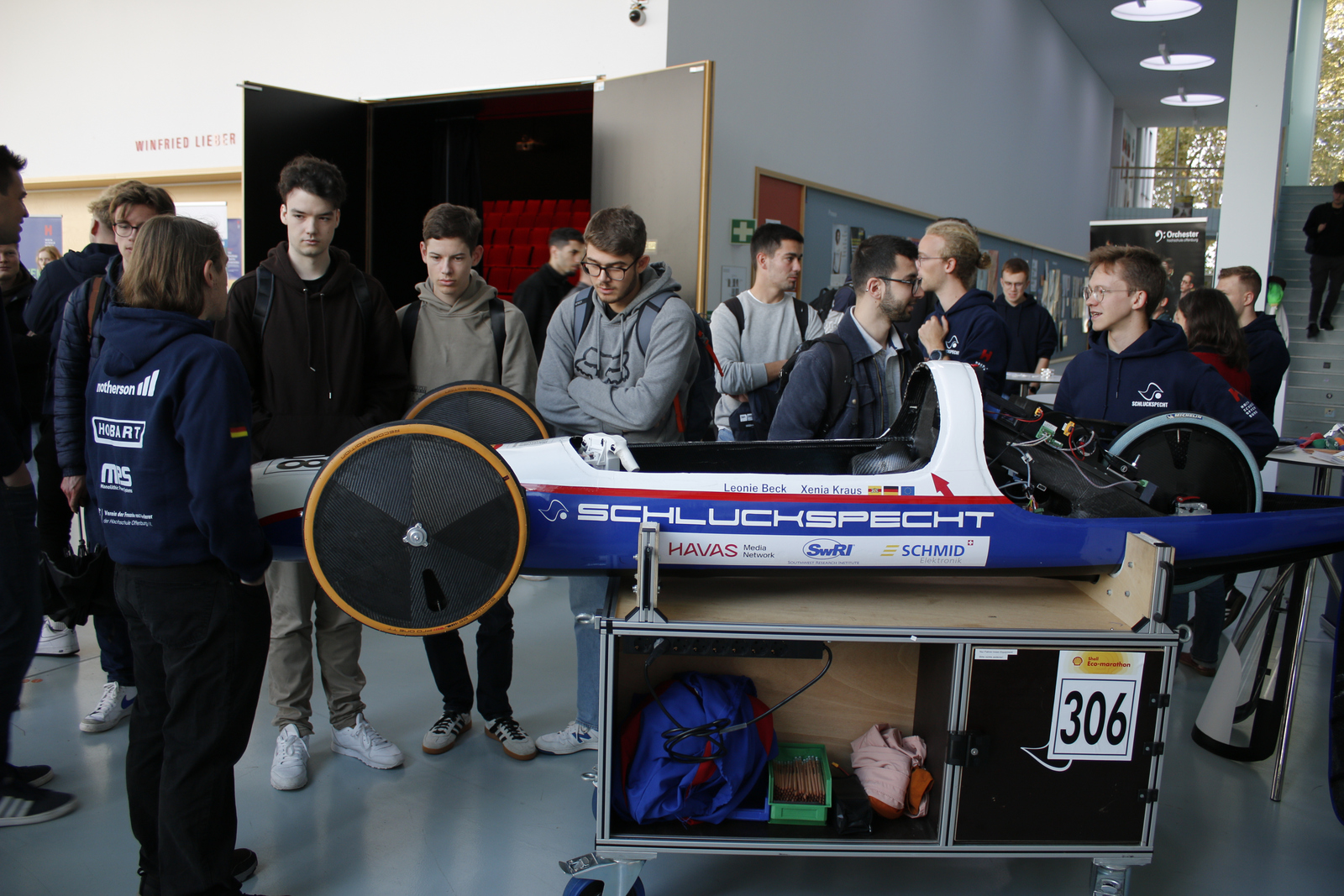 Zahlreiche jungen Leute stehen um das Eneregieeffizienzfahrzeug Schluckspecht herum