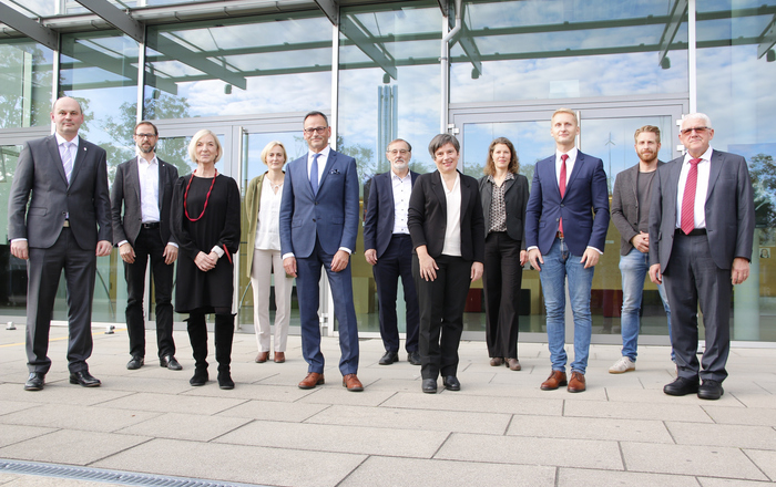 Der neue Hochschulrat vor Gebäude D