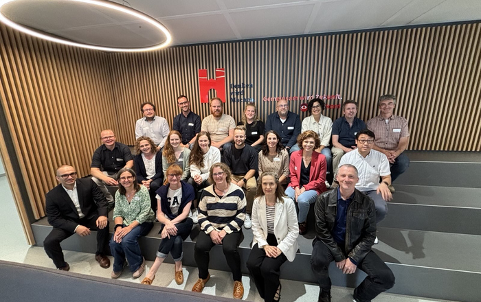 Die Teilnehmenden der Konferenz, sitzend im foyer des Gebäude A