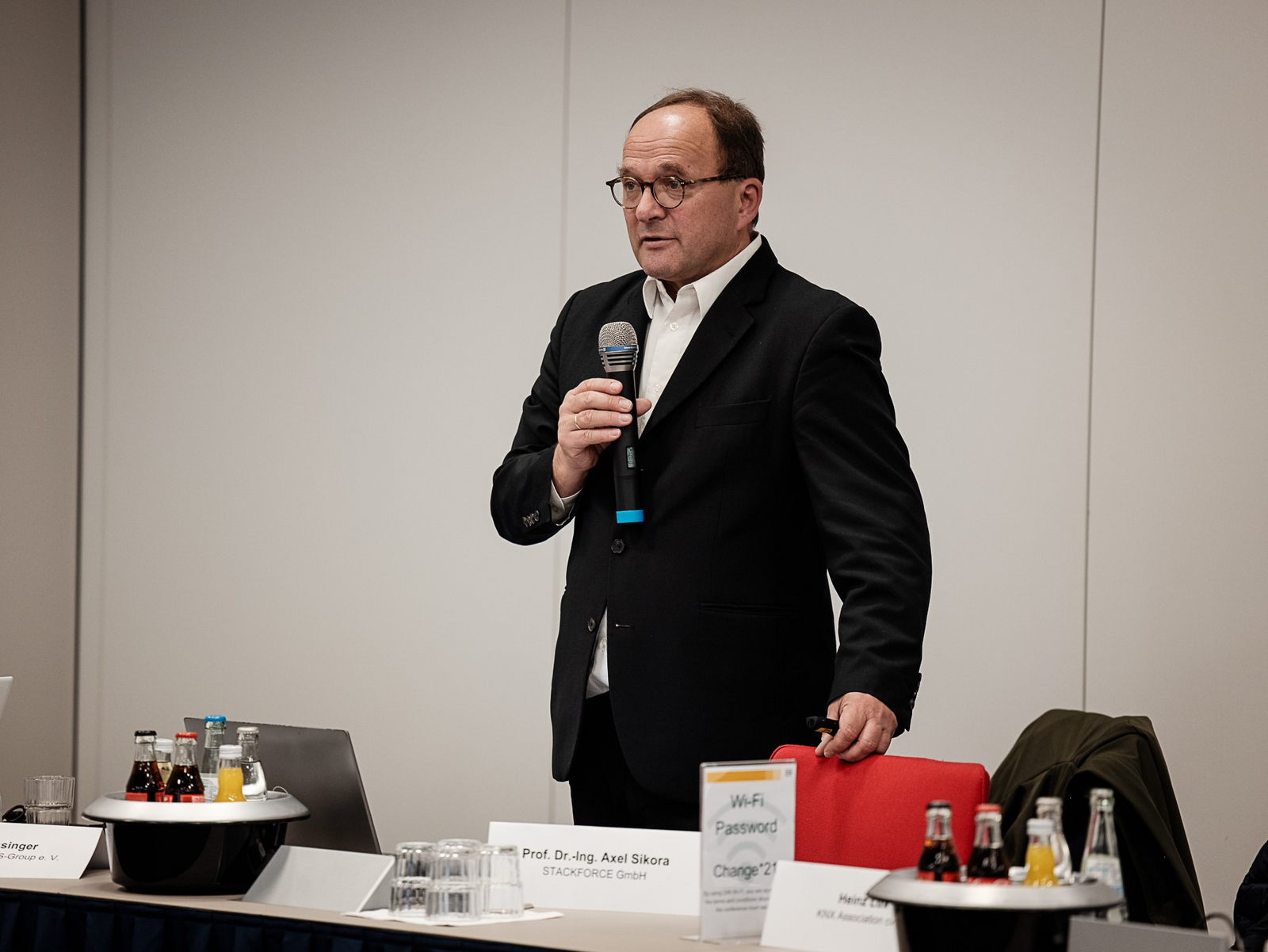 Prof. Sikora spricht an einem Rednertisch