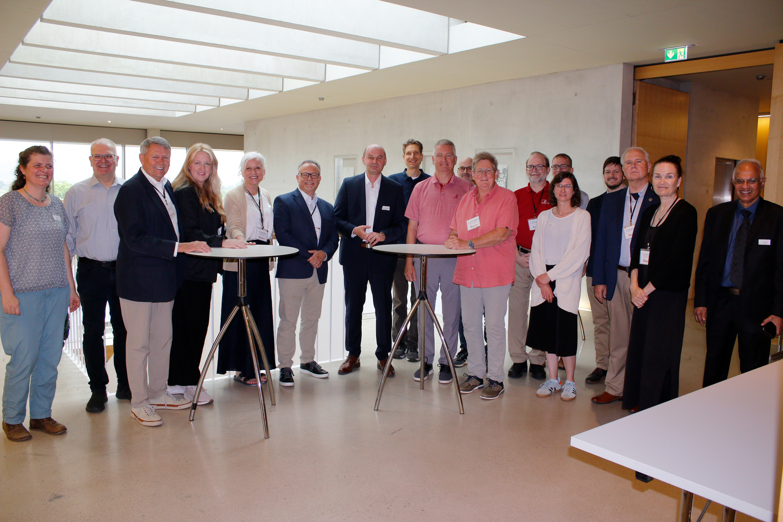 Gruppenfoto der an Stehtischen stehenden Gäste und Hochschulvertreter*innen