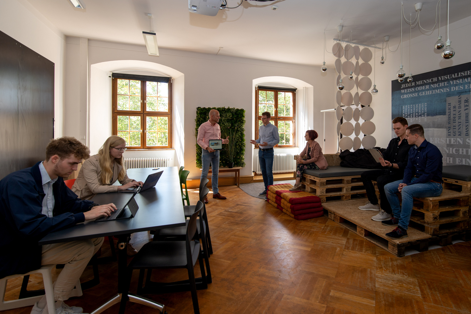 Prof. Dr. Andreas Klasen (3. von links) in einem Raum mit Studierenden 