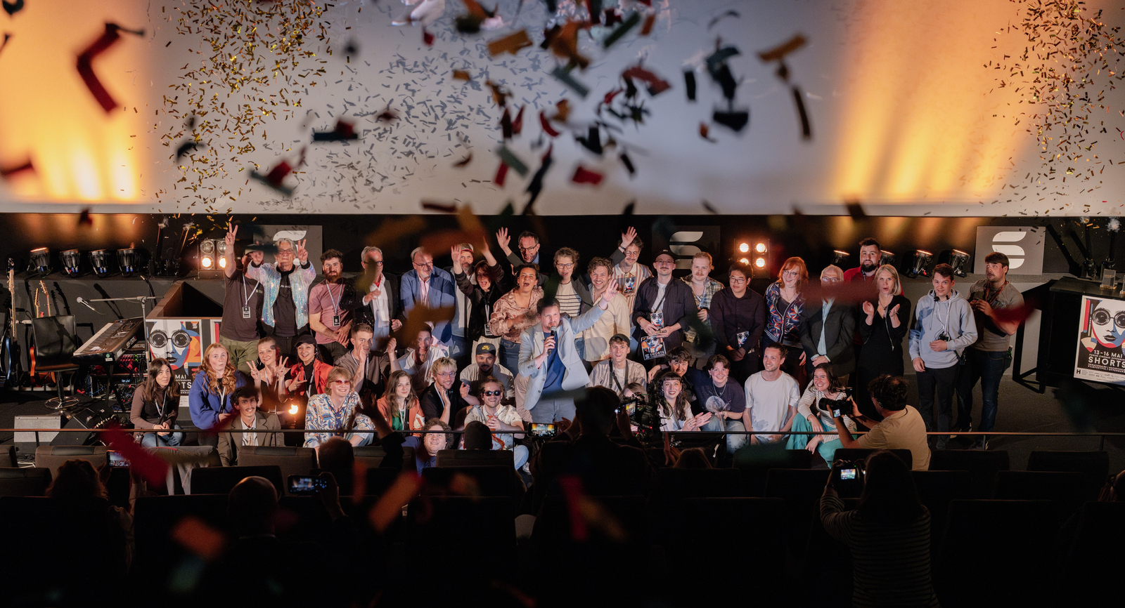Die jubelnden Preisträger im Konfettiregen auf der Bühne