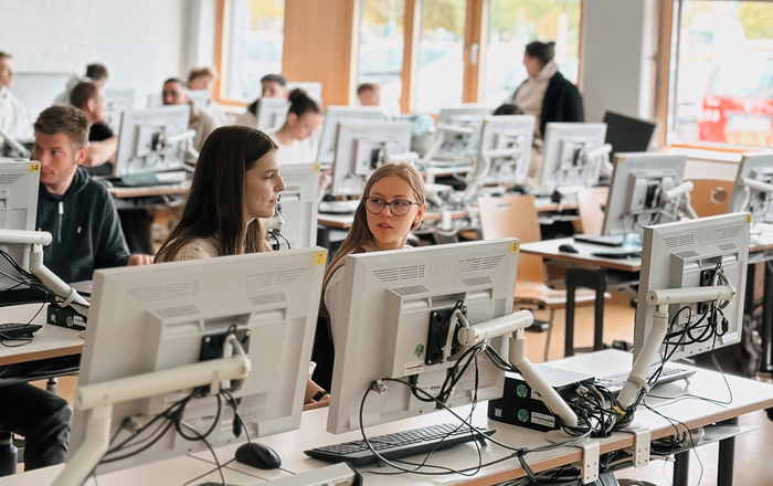 Junge Menschen sitzen in einem Computerraum
