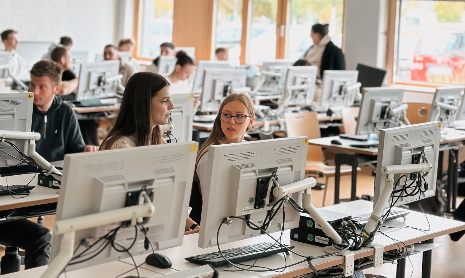 Junge Menschen sitzen in einem Computerraum