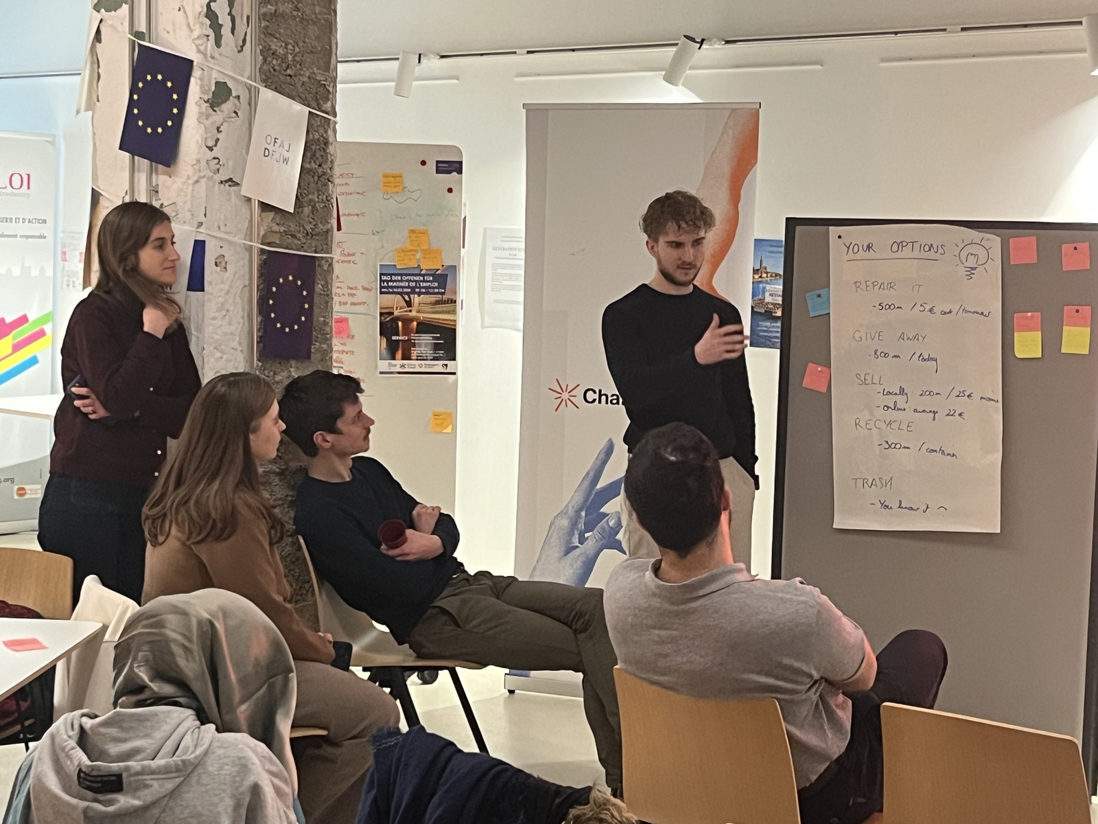 Menschen sitzen zusammen, diskutieren und sammeln Ideen zu Nachhaltigkeit, Kreislaufwirtschaft und Gemeinschaftsstärkung