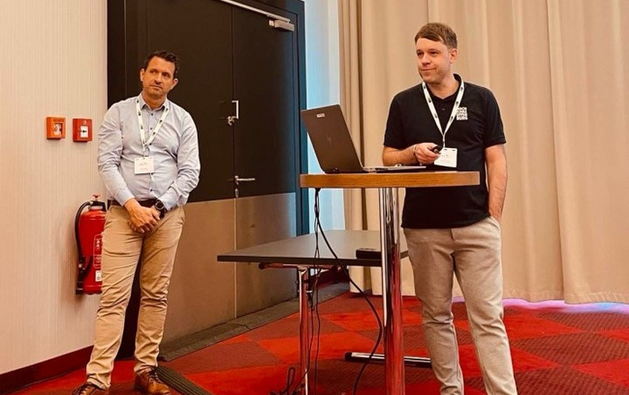 2 Personen an einem Rednerpult