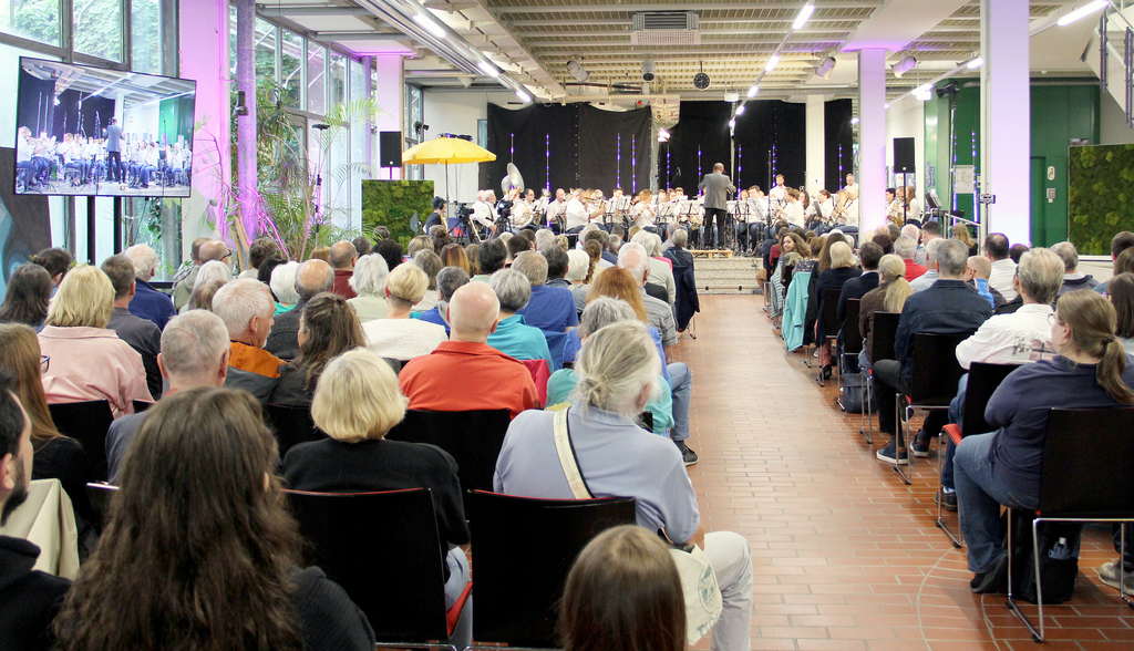 7._2025-06-10_PM_Konzert_Hochschulorchester_übers_Publikum_mit_Fernseher