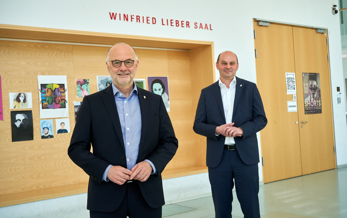 Rektor Prof. Dr. Winfried Lieber mit Nachfolger Prof. Dr. Stephan Trahasch vor dem umbenannten Audimax der Hochschule Offenburg.