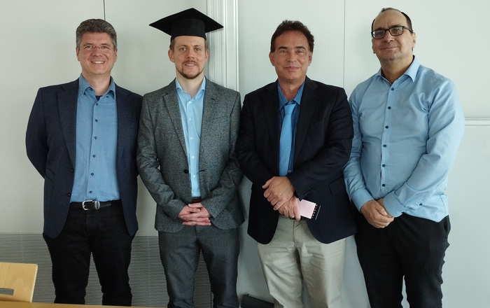 Von links nach rechts: Prof. Dr. Harald Hoppe, der Promovend Simon Hazubski, Prof. Dr. Andreas Otte, Prof. Dr. Gerik Scheuerman, Vorsitzender der Verteidigungskommission der Universität Leipzig