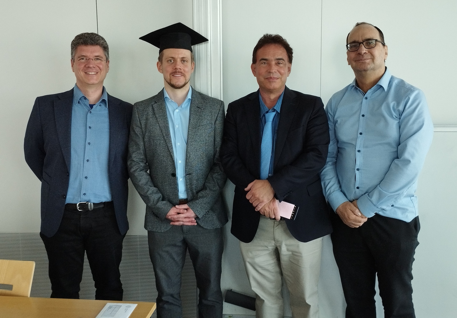 Von links nach rechts: Prof. Dr. Harald Hoppe, der Promovend Simon Hazubski, Prof. Dr. Andreas Otte, Prof. Dr. Gerik Scheuerman, Vorsitzender der Verteidigungskommission der Universität Leipzig