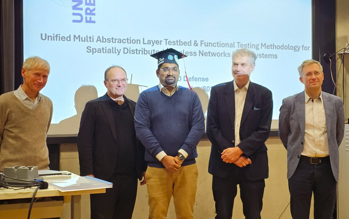 5 Personen nebeneinander vor einem Whiteboard